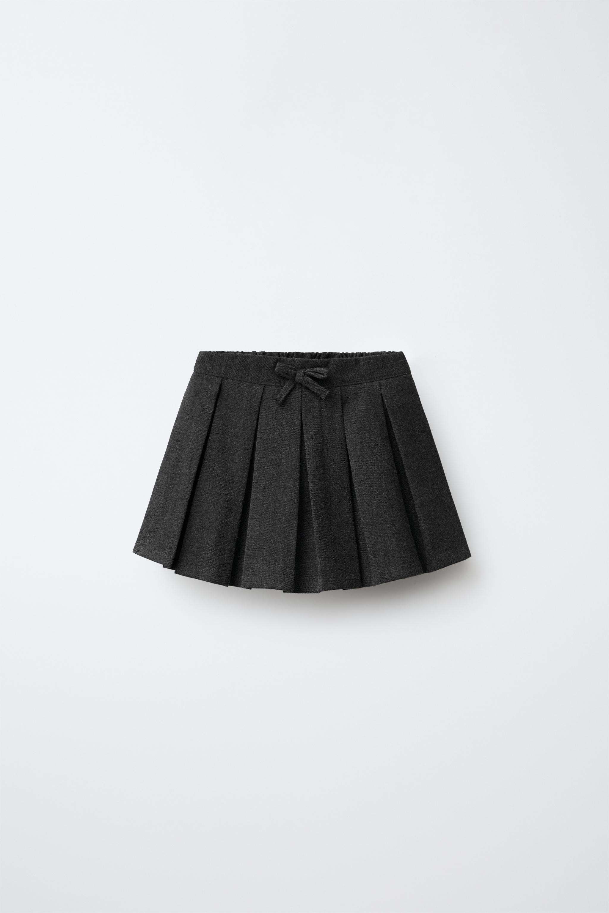 PLEATED SKIRT WITH BOW APPLIQUÉ